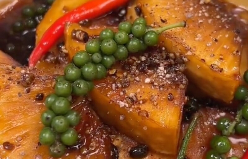 Sake kho tiêu xanh hứa hẹn là món ngon đậm vị đưa cơm đầy mới mẻ cho gia đình bạn