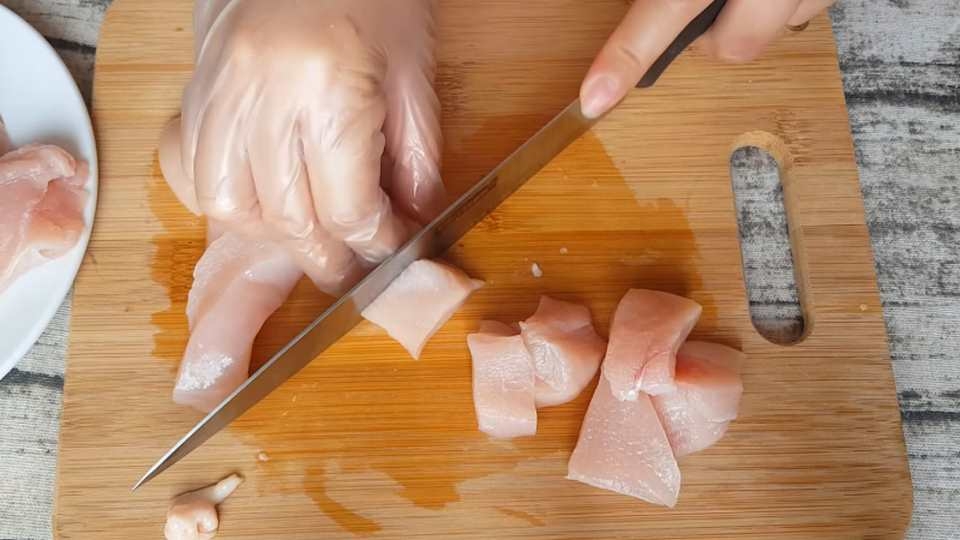 Thái thịt gà thành miếng vừa ăn