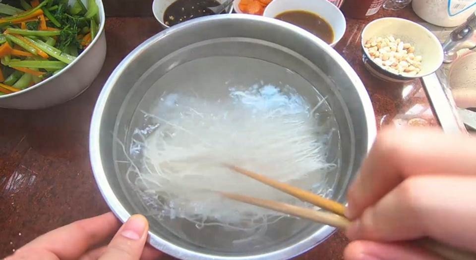 Trụng bún khô để ăn với nước dùng