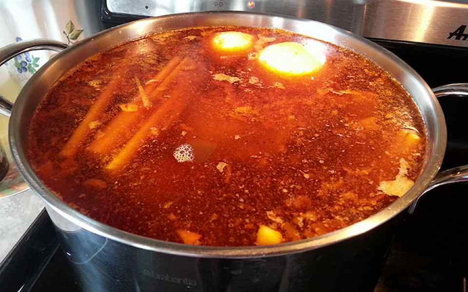 Nấu nồi nước dùng