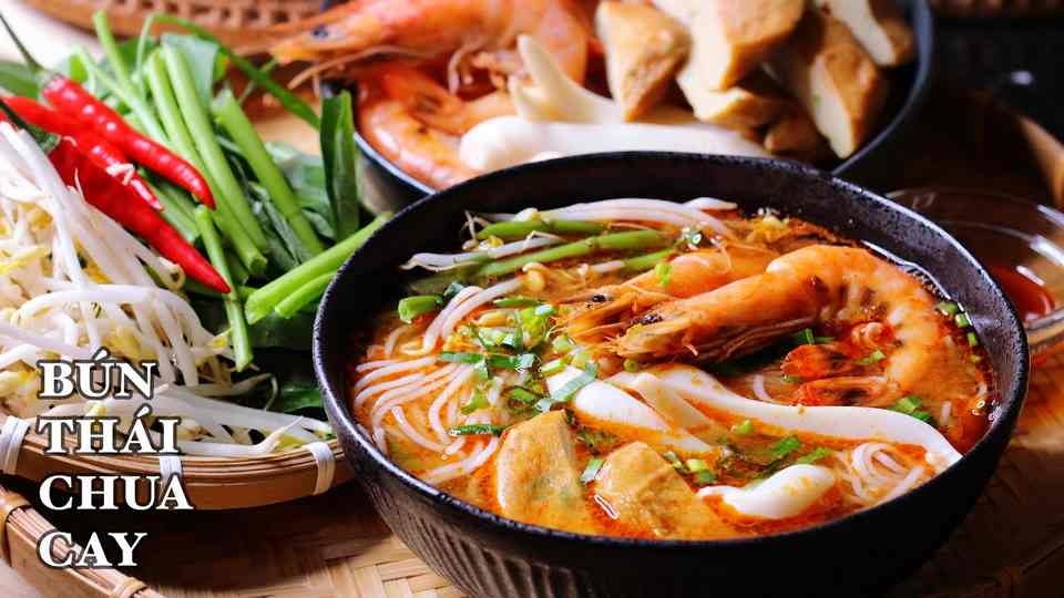 Thưởng thức món bún thái