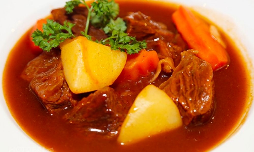 Bò hầm khoai tây cà rốt