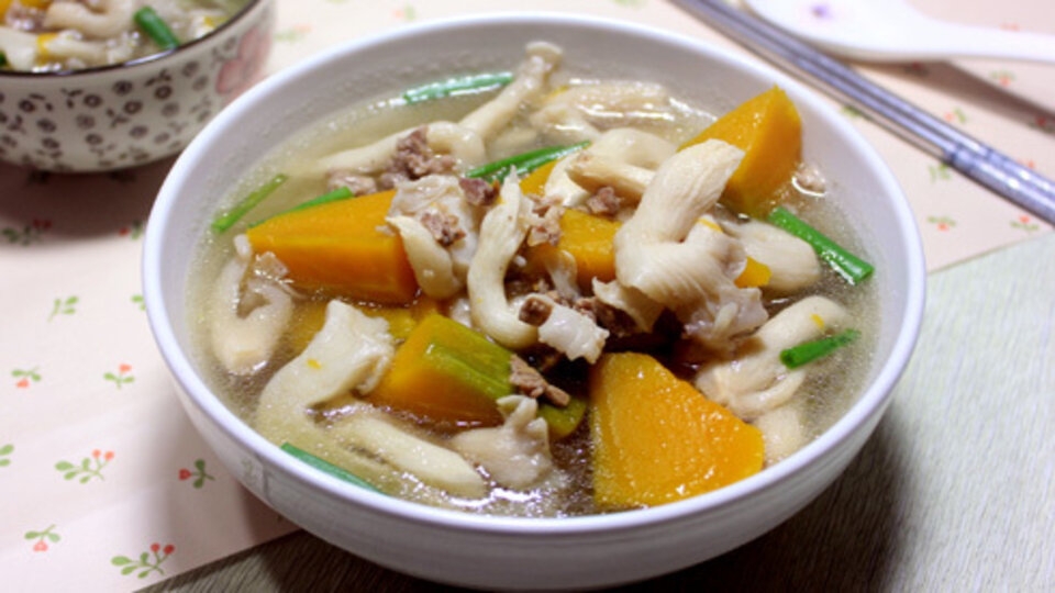 Canh nấm bào ngư bí đỏ thịt băm