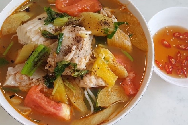 Canh chua cá đuối lá me non