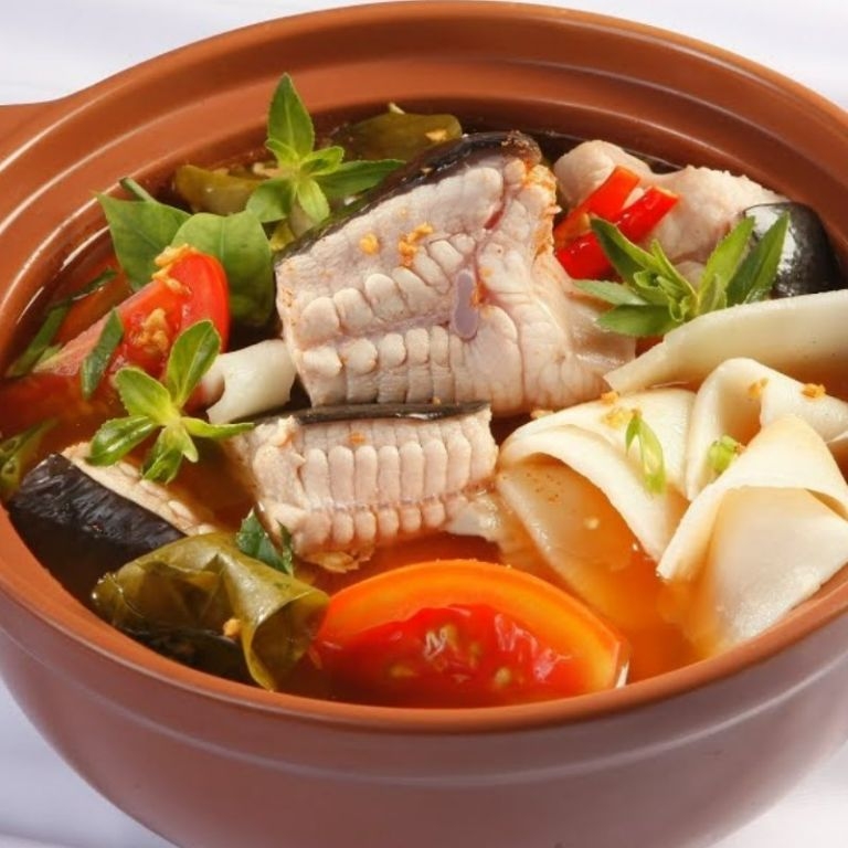 Lẩu cá đuối măng chua