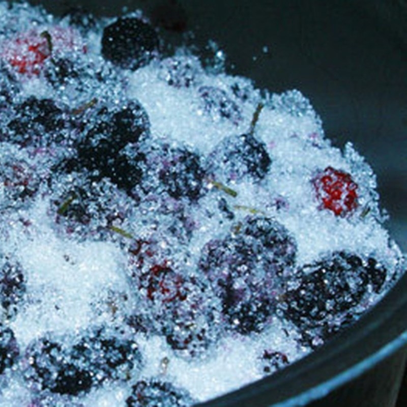 Ngâm rượu dâu tằm cực đơn giản, thơm ngon, bổ dưỡng tại nhà 3