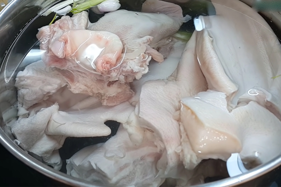 Luộc thịt heo đã làm sạch