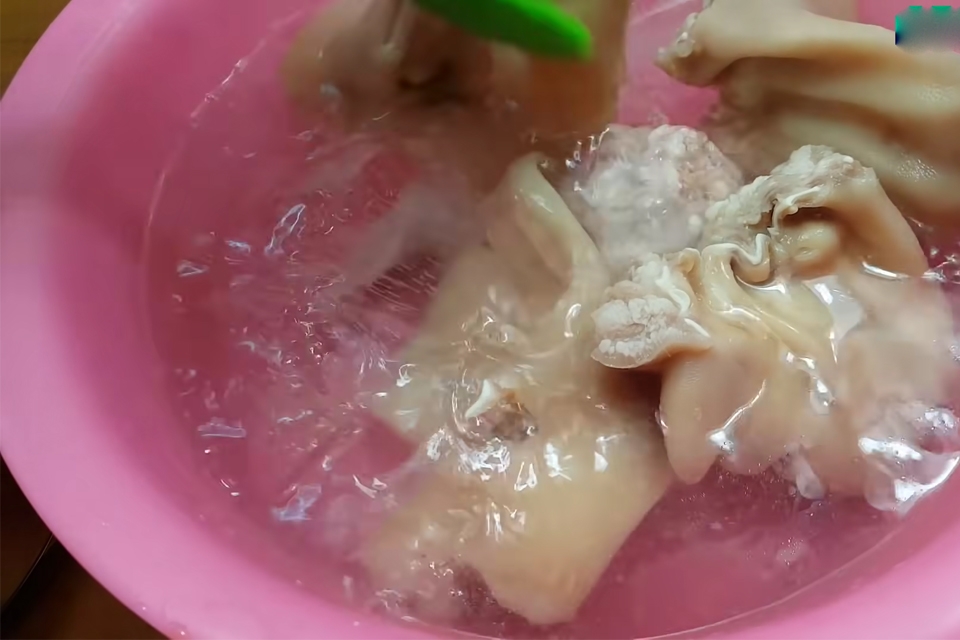 Ngâm thịt với nước lạnh để thịt dai, giòn