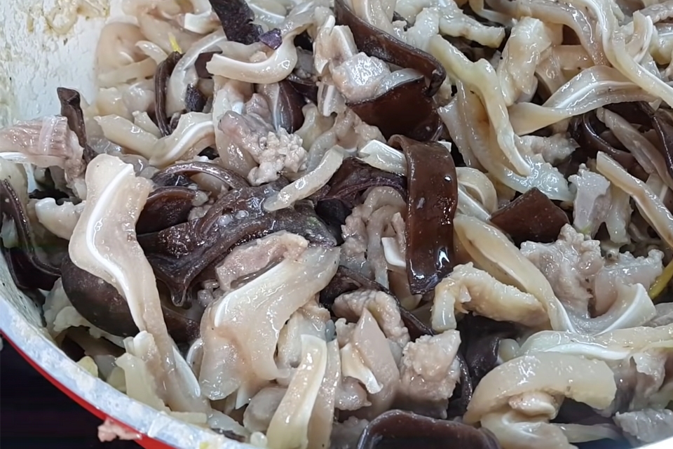 Đảo thịt đều để ngấm gia vị