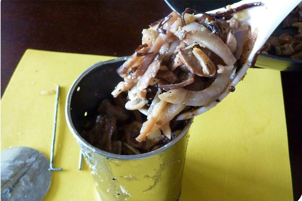 Đóng thịt vào khuôn