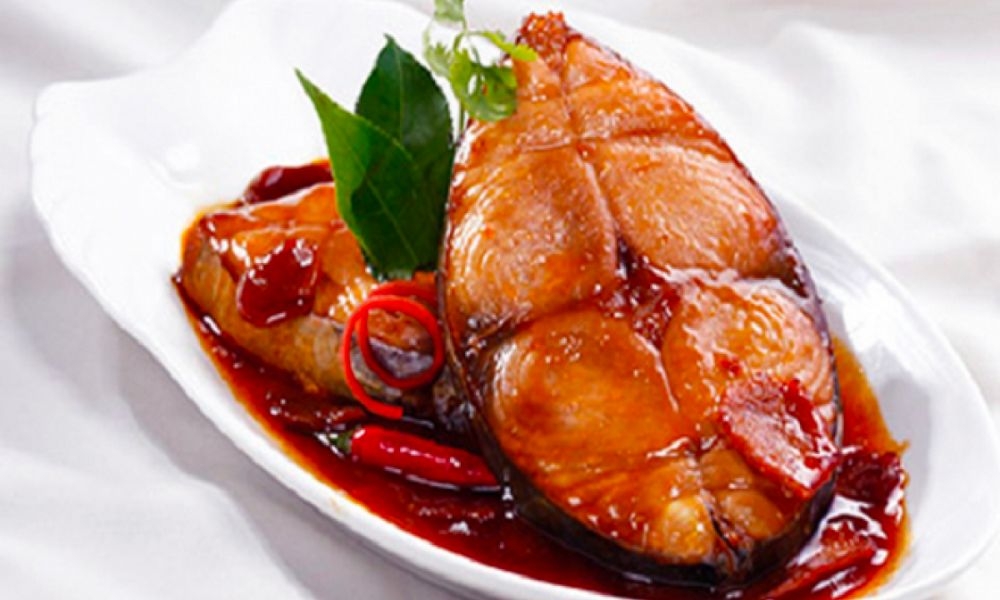 Thành phẩm là món cá trắm kho tiêu cực ngon