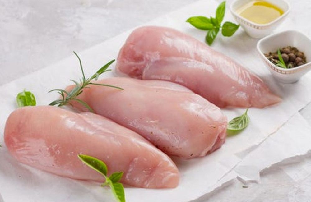 Chuẩn bị làm ức gà chiên