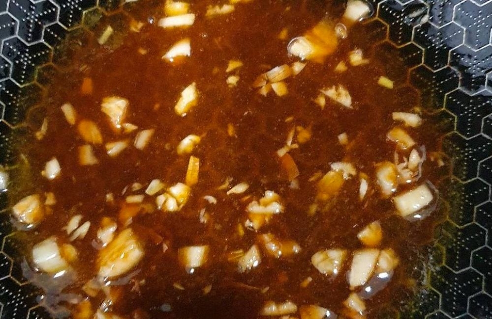 Làm nước sốt chiên ức gà