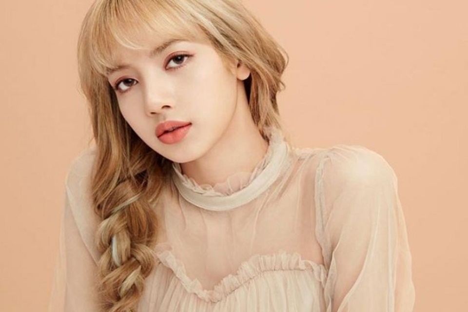Lisa tết tóc năng động nhận được nhiều lời khen