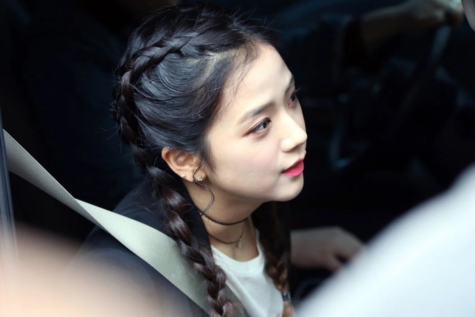 Jisoo tết tóc cực đáng yêu