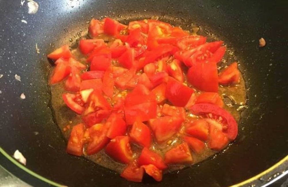 xào cà chua làm thịt băm sốt cà chua
