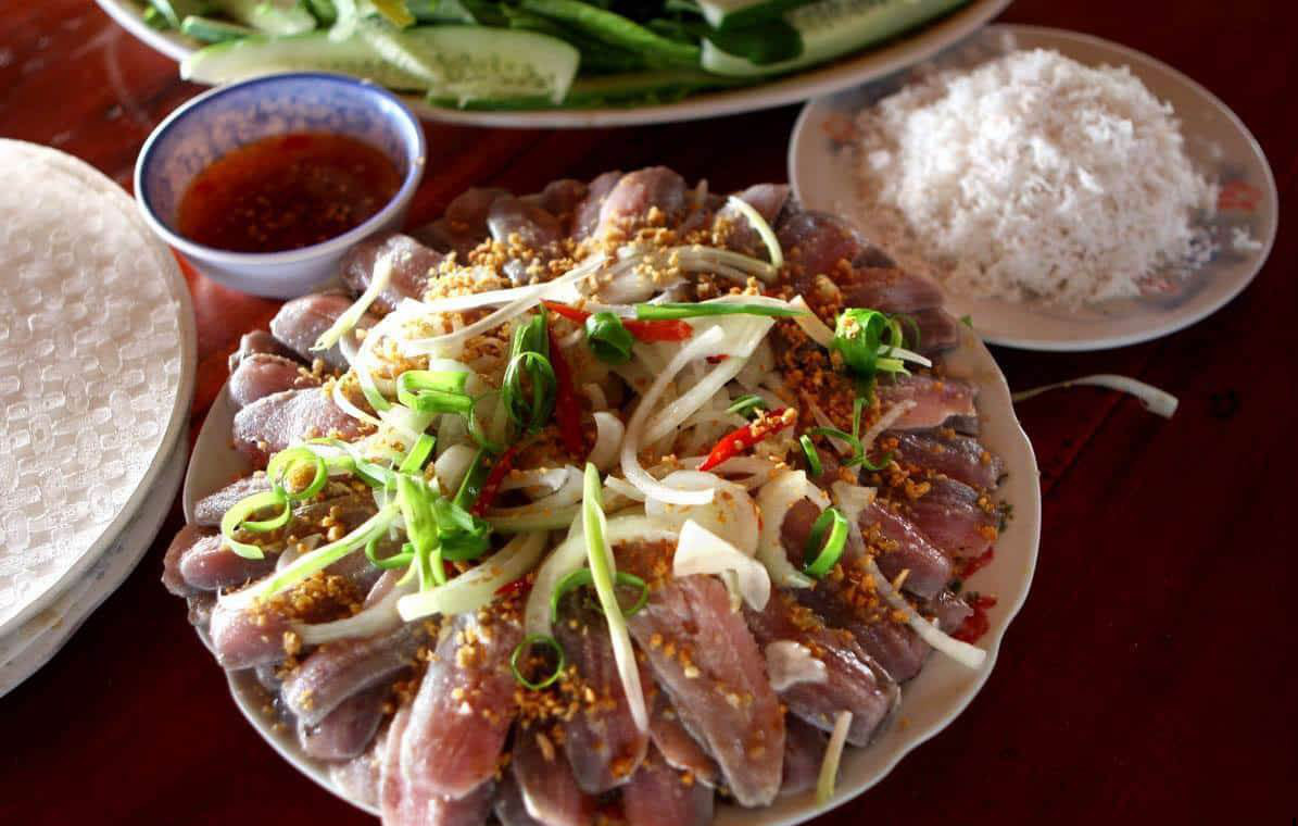 Gỏi cá sống cuốn bánh tráng