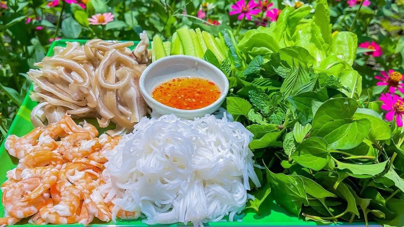 Tai heo cuốn bánh tráng