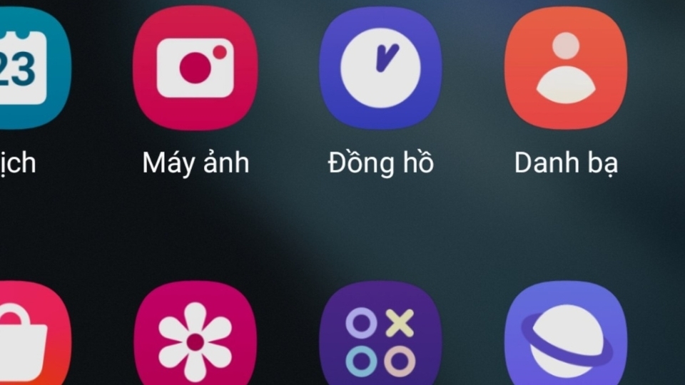 Mở ứng dụng đồng hồ để cài báo thức