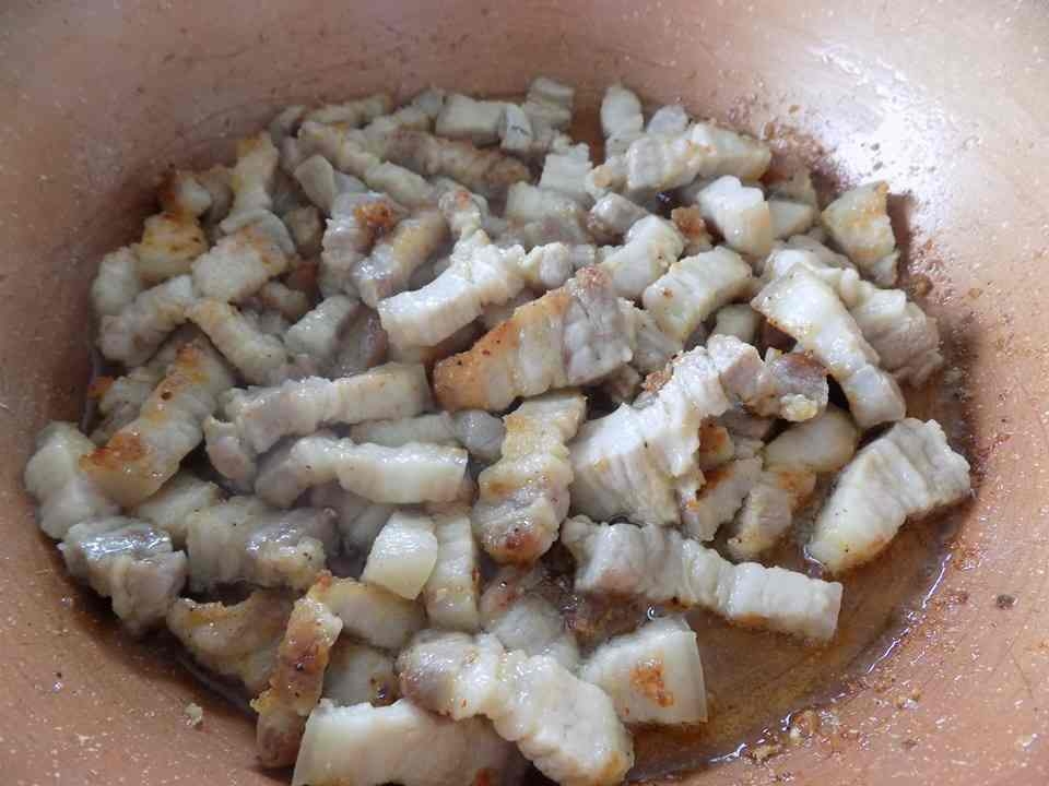 Chiên áp chảo từng miếng thịt