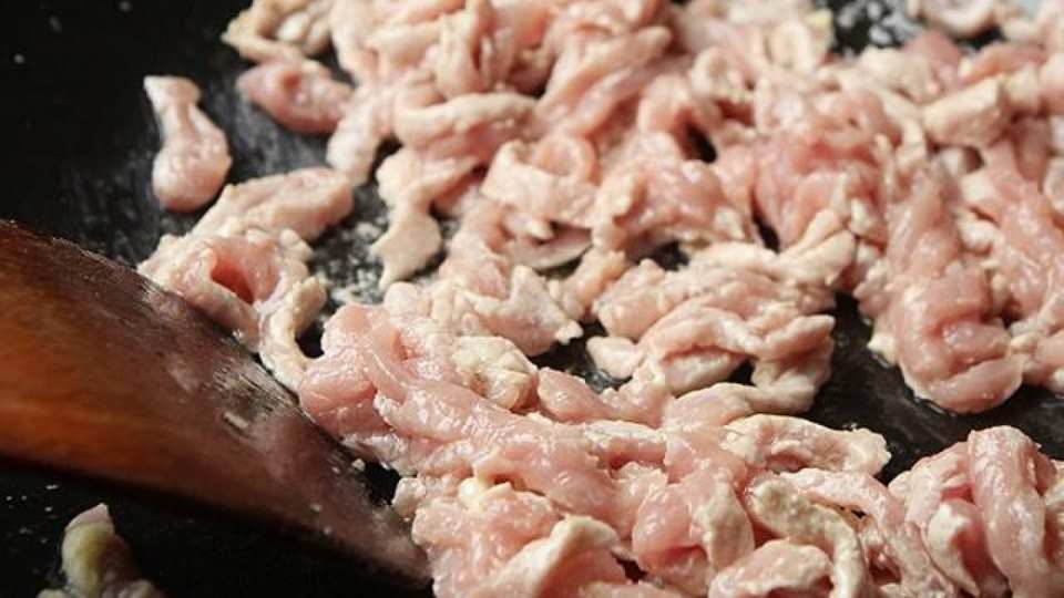 Đảo đều tay thịt xào trên chảo