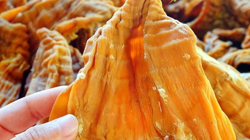  Măng khô ngon có màu vàng nhạt, màu nghiêng qua hổ phách và có độ bóng nhẹ