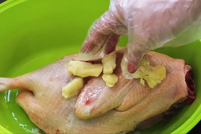  Lấy tay chà hỗn hợp rượu và gừng lên toàn bộ thân vịt để loại bỏ mùi hôi của vịt