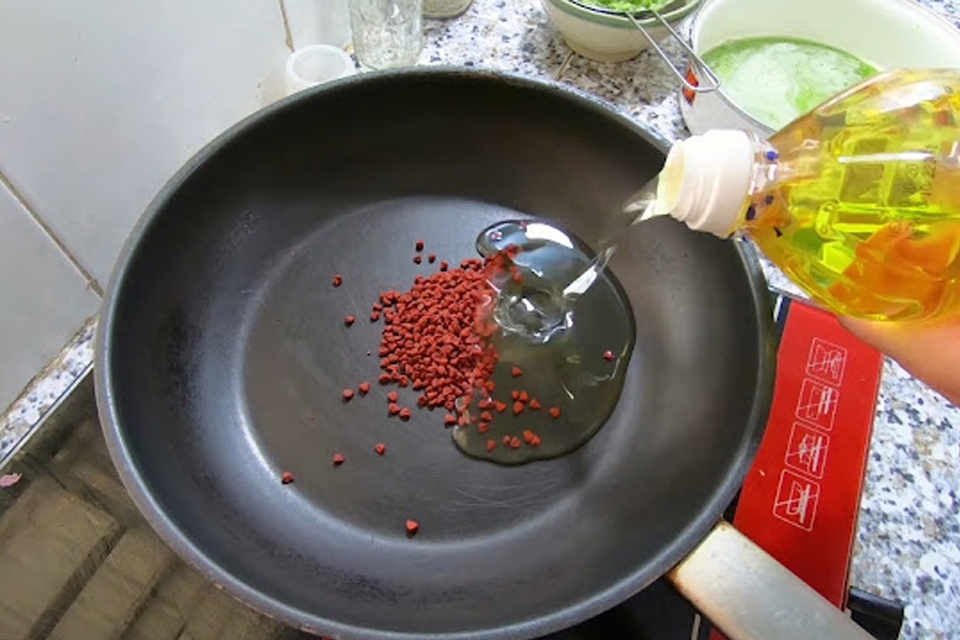 Cho hạt điều vào chảo đun nóng để làm dầu điều