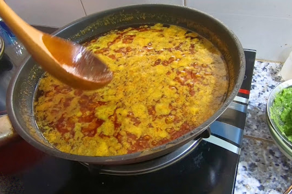 Đun sốt, khuấy đều tay