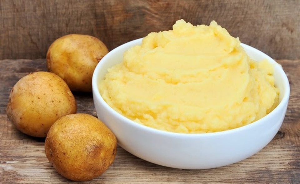 Trộn bột khoai tây chuẩn cách làm bánh rán