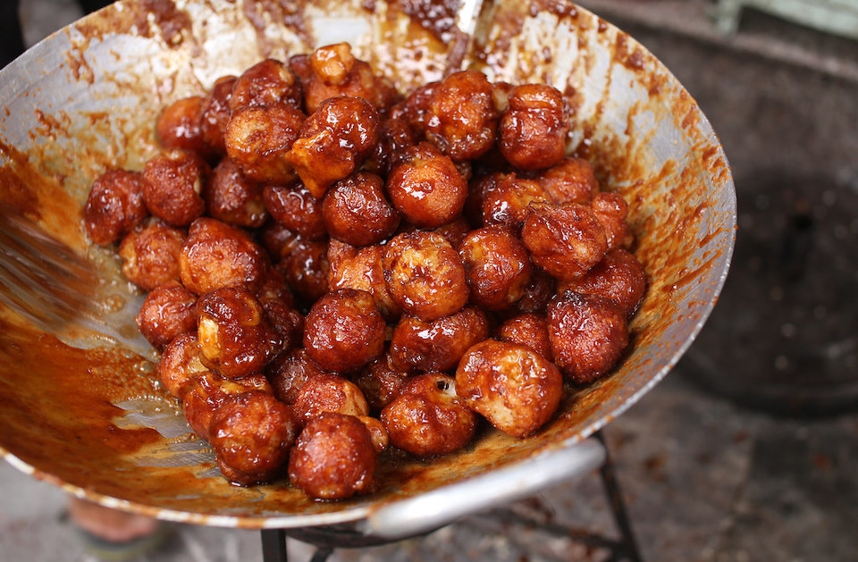 Chiên bánh rán mật với mật mía