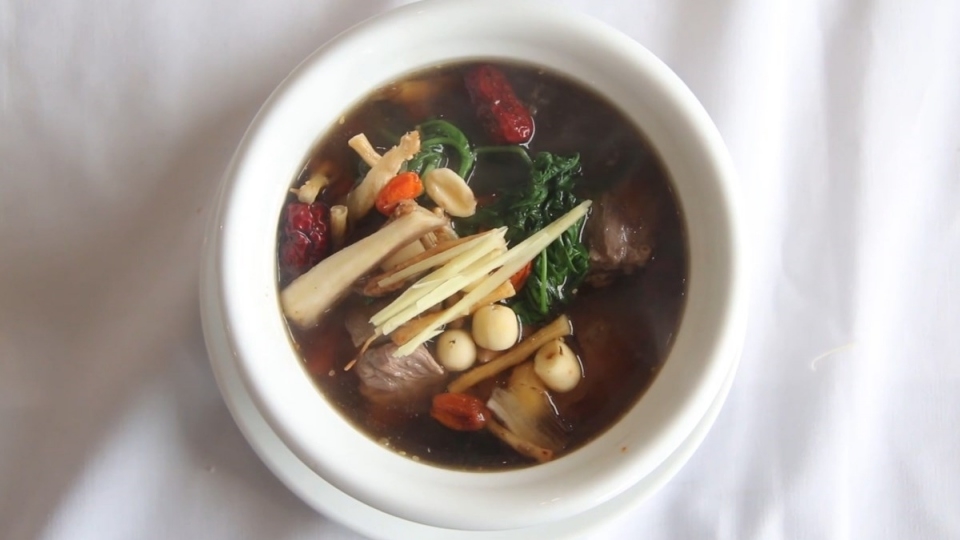 Dê hầm thuốc bắc ngải cứu vừa ngon vừa bổ dưỡng.