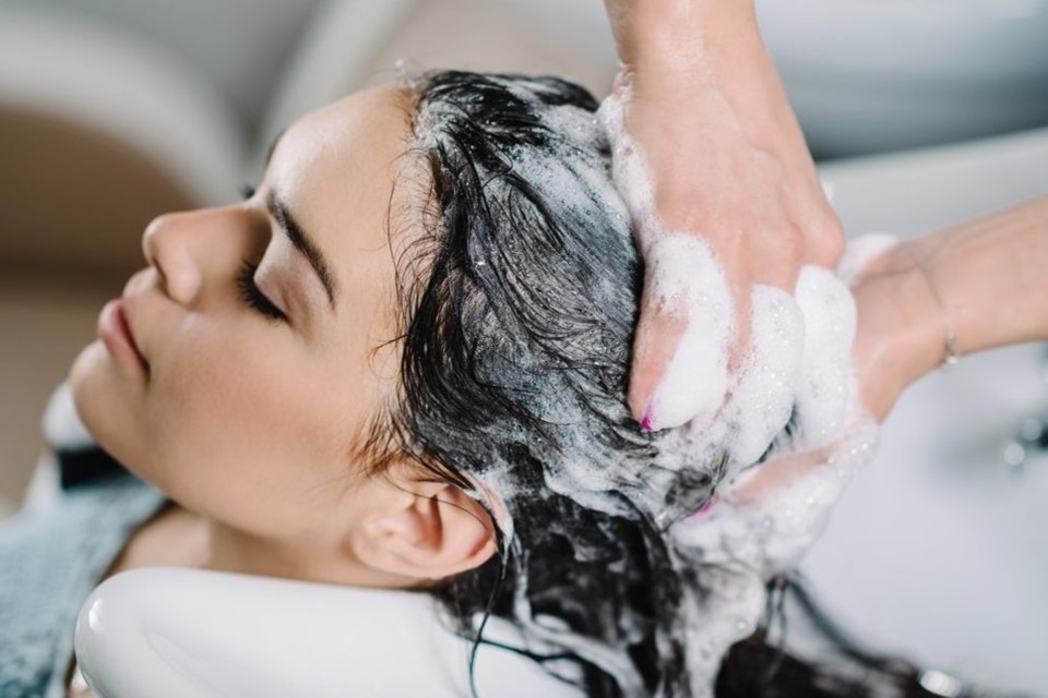 Gội và dưỡng cho mái tóc mullet layer nữ