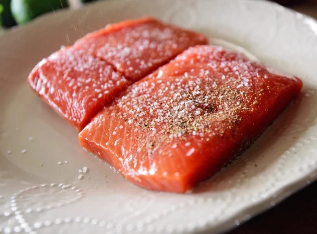 Ướp cá hồi với muối, tiêu và nước cốt chanh