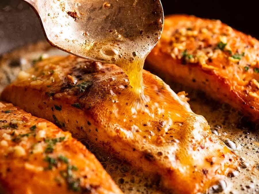 Nêm bơ, tỏi, nước cốt chanh và nước mắm ngọt lên miếng cá hồi