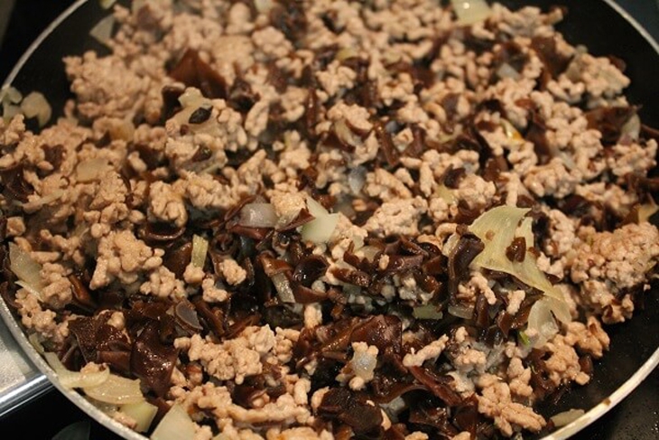 Xào tiếp thịt băm với nấm hương, nấm mèo