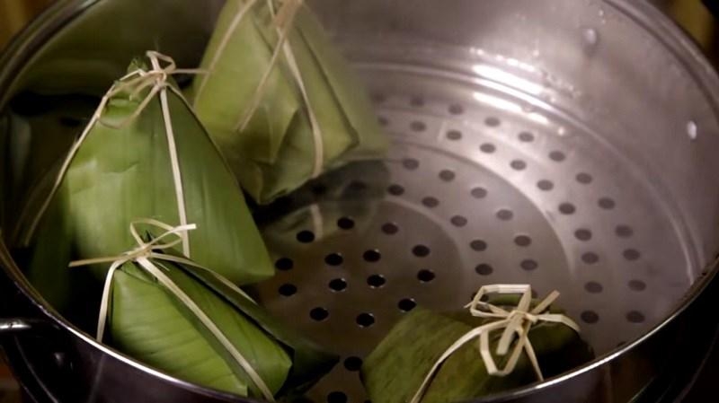 Xếp bánh giò vào xửng, hấp chín