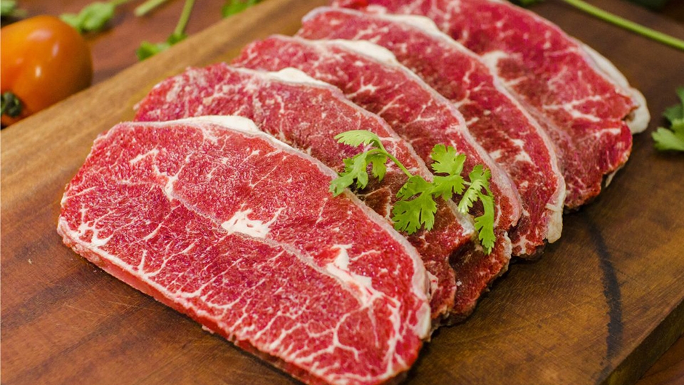 Thịt có màu đỏ tươi, mỡ màu vàng nhạt, thớ thịt nhỏ.