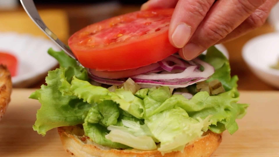 Cho các nguyên liệu lên mặt bánh