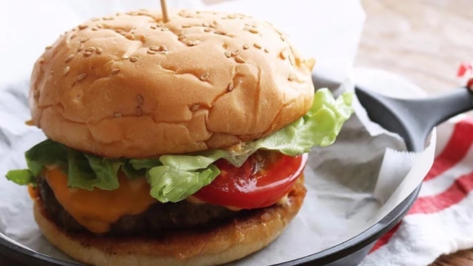 Bánh Hamburger nhân thịt bò phô mai
