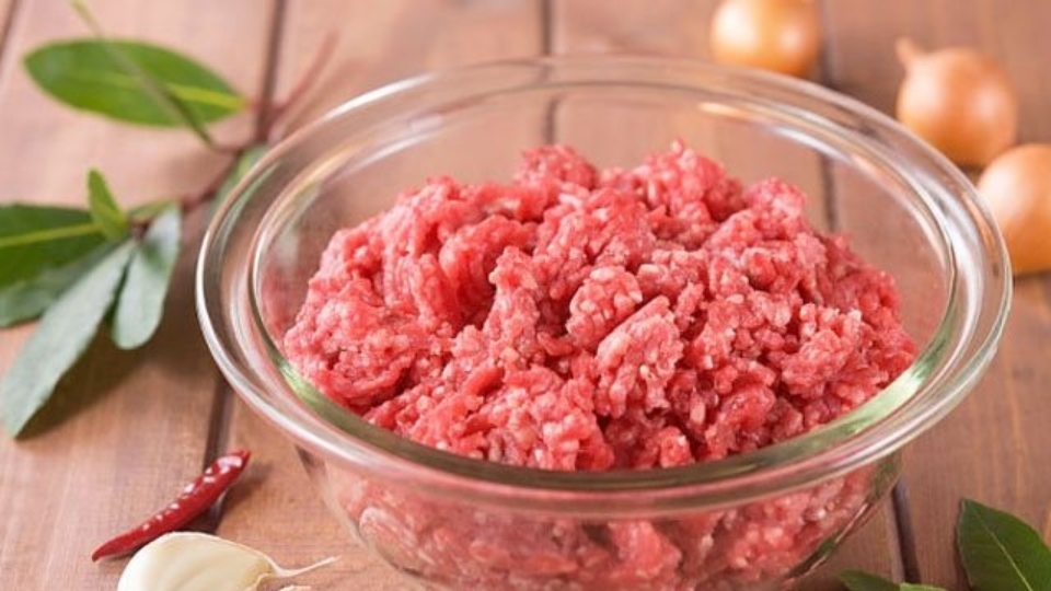 Thịt bò được xay nhuyễn để làm nhân bánh