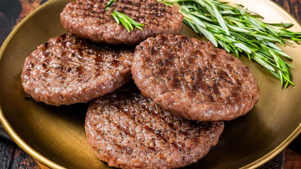 Thịt bò Hamburger sau khi được chiên