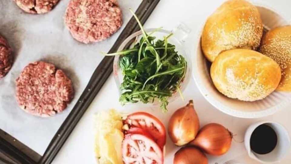 Sơ chế các nguyên liệu khác để làm bánh hamburger
