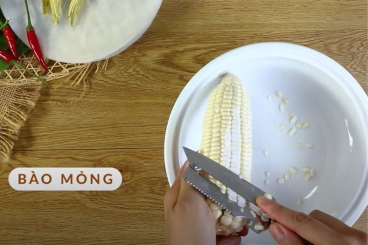 Bào nhỏ bắp bằng dao hai lưỡi