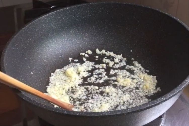 Stir-frying chayote with garlic
