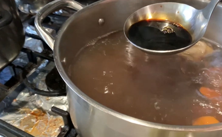 Nấu nước dùng mì vịt tiềm