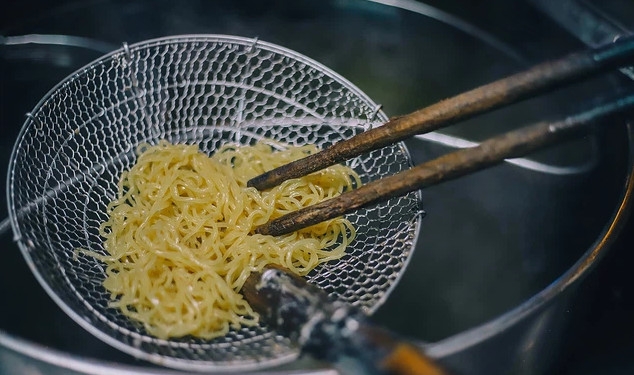 Trụng mì tươi cho mềm