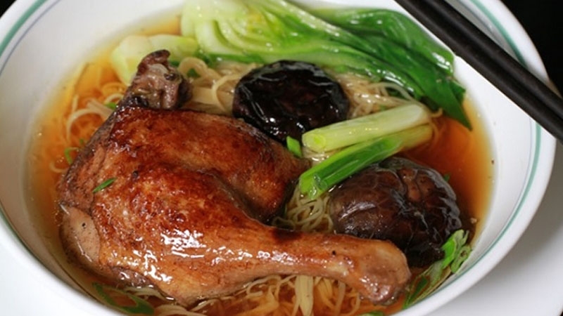 Món mì vịt tiềm vừa ngon vừa bổ dưỡng, ăn trong những ngày mưa lâm râm thì còn gì tuyệt bằng