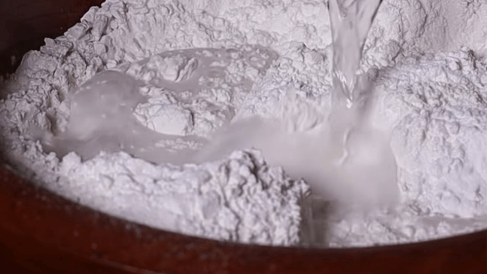 Cho nước vào bột