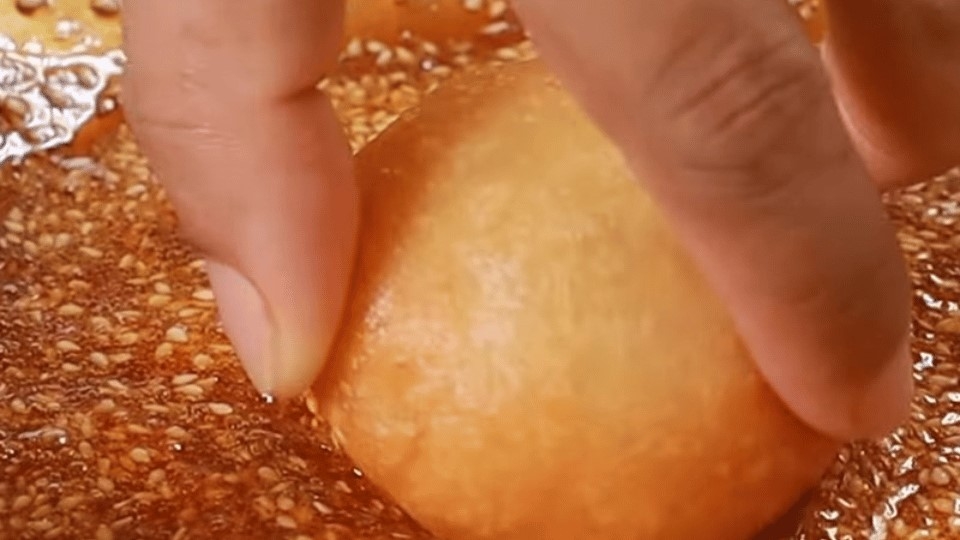 Nhúng bánh vào nước đường đã nấu